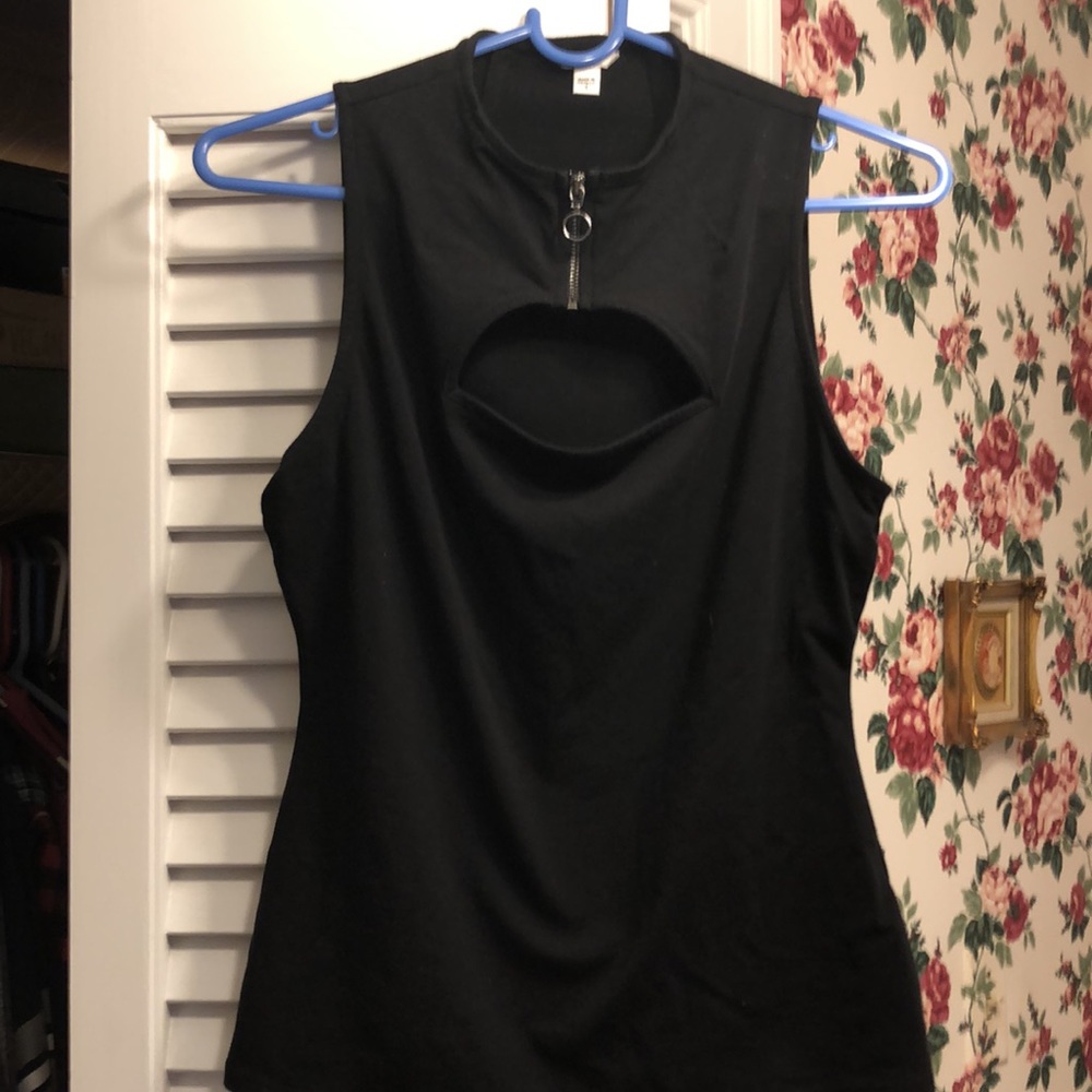 Guess zip front tank top for sale! 🖤